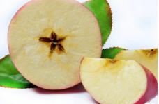 秦冠苹果是不是脆的？这么好吃的苹果简直是吃货们的福音啊！