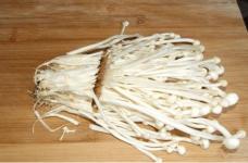 金针菇的根部可以栽种吗?掌握这些技巧，在家中也能种植出美味的金针菇!
