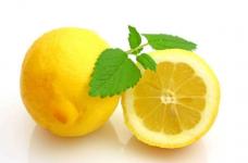 柠檬有哪些营养和食用功效？食用柠檬的正确方法和食用禁忌有哪些？